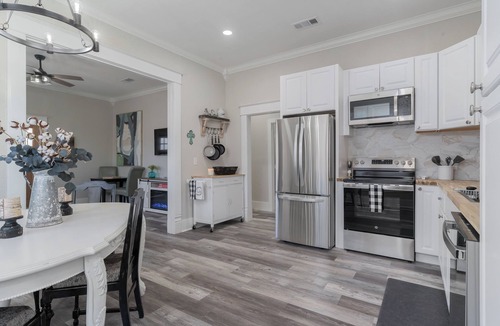 Denison House | "KOZY KOTTAGE" Near Downtown! 2025 Remodel, Sleeps 8 Comfortably, Games & More!