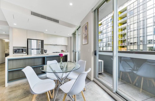 Mascot Apartment | KozyGuru | Mascot | 2 Bed APT + Free Parking