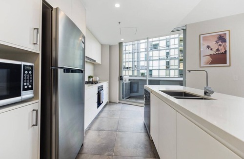 Mascot Apartment | KozyGuru | Mascot | 2 Bed APT + Free Parking