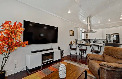 San Jacinto House | Kraken Reef | Upper unit | Close to the beach!