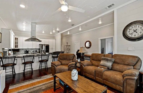 San Jacinto House | Kraken Reef | Upper unit | Close to the beach!
