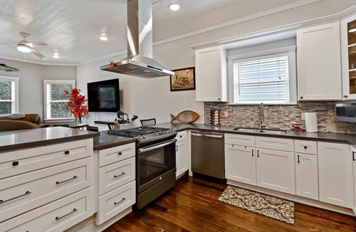 San Jacinto House | Kraken Reef | Upper unit | Close to the beach!