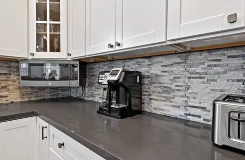 San Jacinto House | Kraken Reef | Upper unit | Close to the beach!