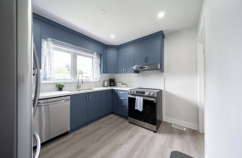 Lakeview House | Krishna Villa, Luxury Property Steps to Beachfront