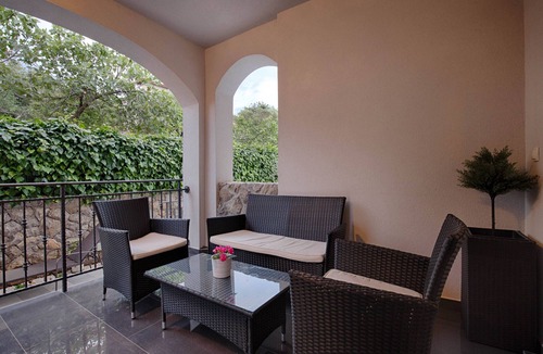 Krk Apartment | KRK city! 200m PROMENADE !Romantic house Vilaveja, small pool .