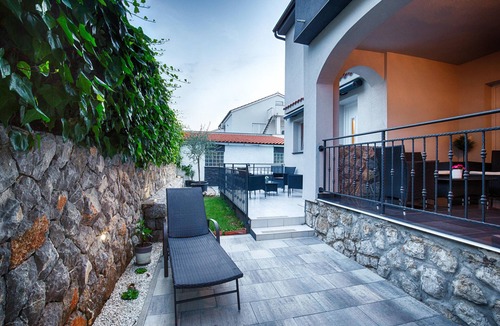 Krk Apartment | KRK city! 200m PROMENADE !Romantic house Vilaveja, small pool .