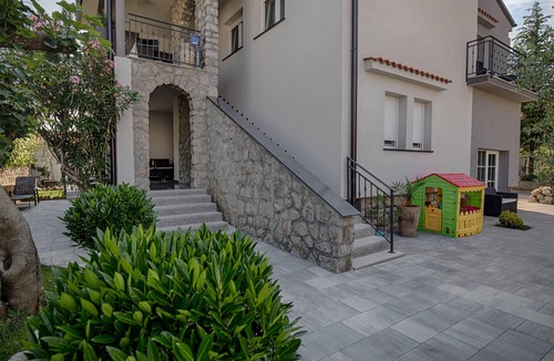 Krk Apartment | KRK city! 200m PROMENADE !Romantic house Vilaveja, small pool .