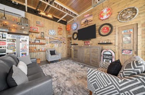 Hanksville House | Krustys Motor Suites - Historic Gas Station Converted to Motor Neon Stay