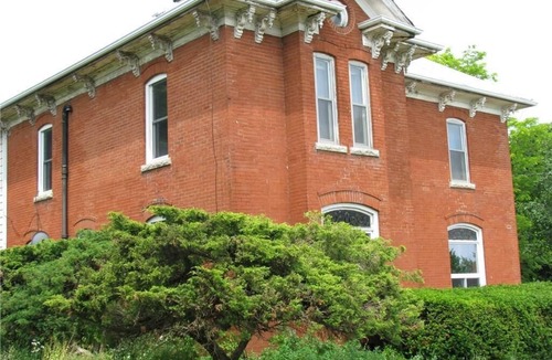 Fonthill House | KS Divine's Farmhouse Lookout Near Niagara Falls !