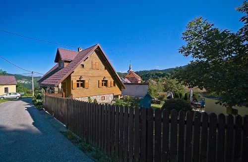 Skrad House | Kuća "Karličevi" s rustikalnim interijerom, okružena prirodom