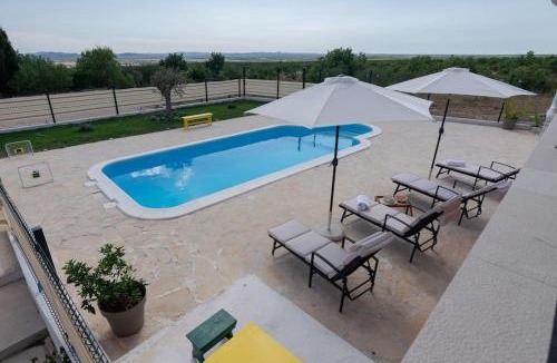 Benkovac Villa | Kuća za odmor M&J s grijanim bazenom