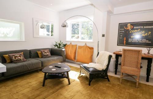 Tring House | Kub House