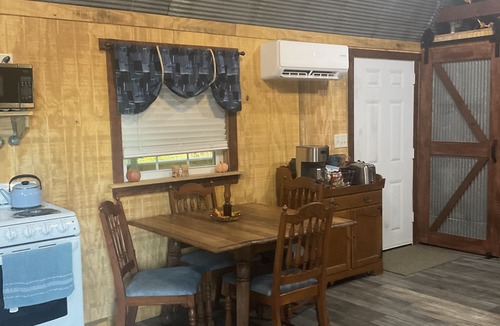 Huntingdon Cabin | Kuprel Country Cabin with loft!
