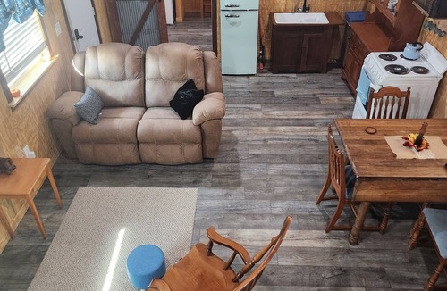 Huntingdon Cabin | Kuprel Country Cabin with loft!