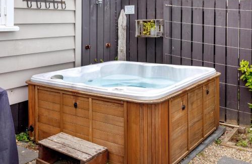 Thames House | Kuranui Cottage