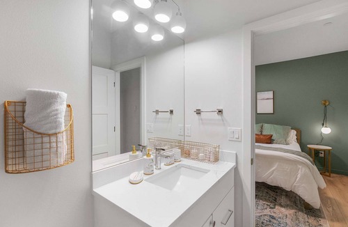 Minor Apartment | Kurt's Sweet Suite - 84 Walkscore!