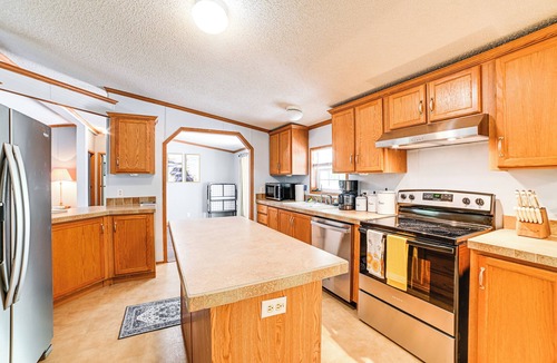 Kuttawa House | Kuttawa Vacation Rental w/Smart TV, Near Marinas!