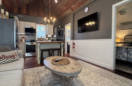 College Park Cottage | Kyle Field Cottage, quiet and private, right in the Historic District