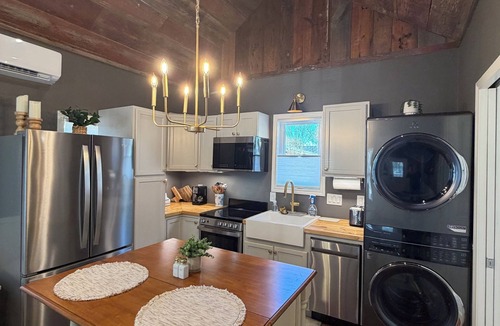 College Park Cottage | Kyle Field Cottage, quiet and private, right in the Historic District
