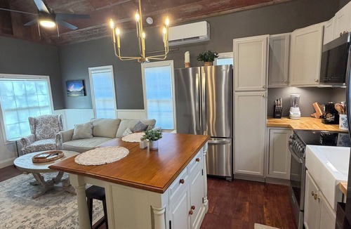 College Park Cottage | Kyle Field Cottage, quiet and private, right in the Historic District