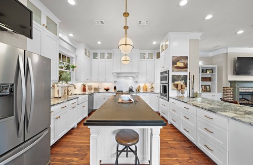 College Park House | @ Kyle Field ! LuxuryHot-Tub ! Amazing Outdoors ! 150 Yards to TAMU Campus !