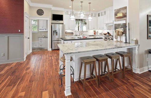 College Park House | @ Kyle Field ! LuxuryHot-Tub ! Amazing Outdoors ! 150 Yards to TAMU Campus !