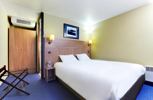 Les Ponts-de-Ce Hotel | Kyriad Angers Pont De Ce