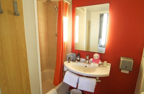 Chasseneuil-du-Poitou Hotel | Kyriad Direct Poitiers - Gare du Futuroscope