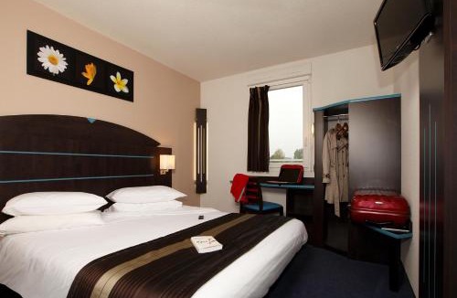 Dol-de-Bretagne Hotel | Kyriad Dol-de-Bretagne