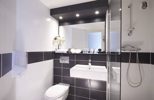 Laval Hotel | Kyriad Laval