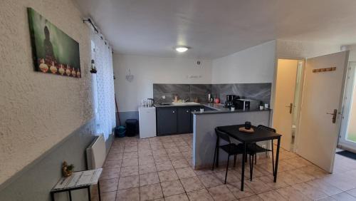 Charleville-Mezieres Apartment | Léa rdc centre-ville rénové concon cosy parking 36m2