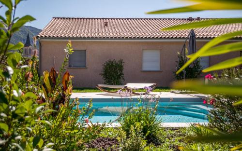 Riviere-sur-Tarn Apartment | l'écrin du clocher maison piscine jardin wifi
