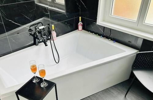 Illiers-Combray Apartment | « L'étreinte Dorée »