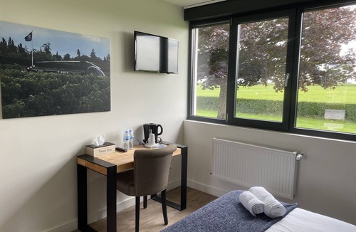 Buigny-Saint-Maclou Hotel | L'aérodrome de la Baie de Somme