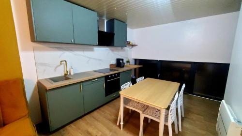 Montigny-sur-Vence Apartment | L&A Home and Spa, baignoire jacuzzi