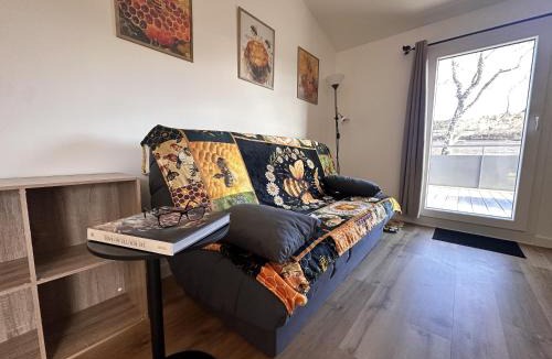 Saint-Michel-l'Observatoire Apartment | L'abeille sous les étoiles