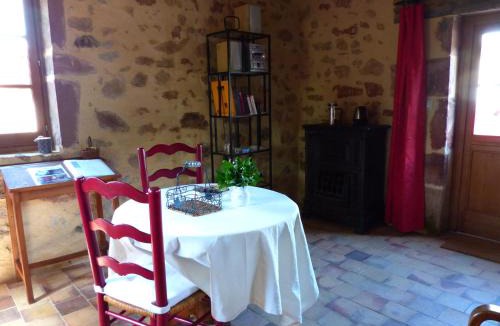 Le Donjon Bed & Breakfast | L'Abrejou
