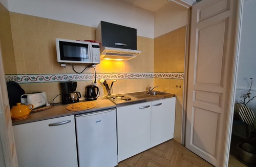 Tautavel Apartment | L'ABRI SOUS ROCHE: Air-conditioned studio in Maison d'Hôtes, 2 steps from the museum!