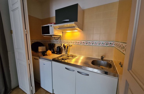 Tautavel Apartment | L'ABRI SOUS ROCHE: Air-conditioned studio in Maison d'Hôtes, 2 steps from the museum!