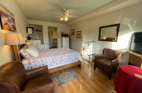 Wolfville Bed & Breakfast | L'Acadie Room -Patio, Downtown