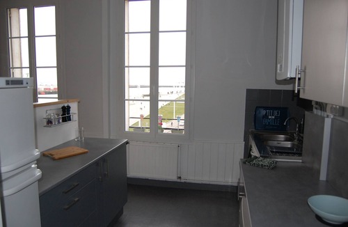 Downtown Le Havre Apartment | L'AMARRAGE APPT PERRET PANORAMIC SEA AND HARBOR VIEW