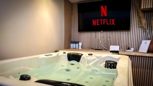 Cintegabelle Hotel | L'Amaryllis, suite romantique Jacuzzi et Parking