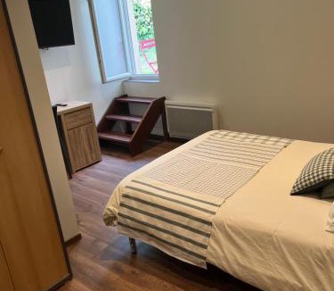 Saint-Chely-d'Aubrac Bed & Breakfast | l'Ancienne Gendarmerie