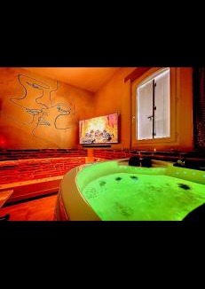 Belberaud Apartment | L'Antre vue - jacuzzi au château