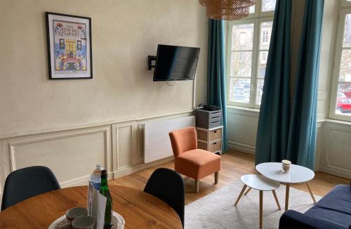 Dinan Apartment | L'Aparthé Dinan - Vue sur la place du marché
