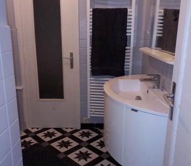 Thiers Apartment | L'appart de Babou REZ DE CHAUSSEE parking free draps wifi