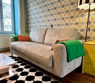 Chateaudun-Bannier Apartment | L appart Pop, ambiance années 70, proche centre, 6 personnes