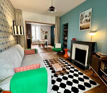 Chateaudun-Bannier Apartment | L appart Pop, ambiance années 70, proche centre, 6 personnes