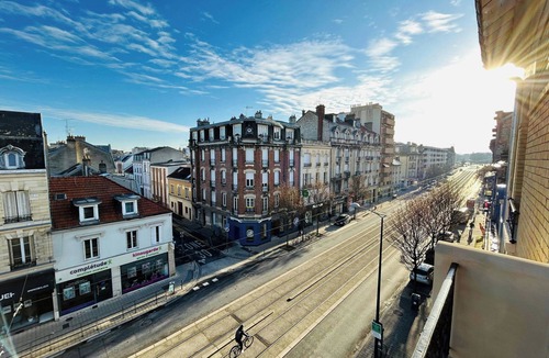 Laon Sud Apartment | L'appart Rémois | Balcon | Centre-ville
