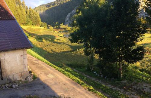 Grand'Combe-Chateleu House | L'arbre à chapeaux